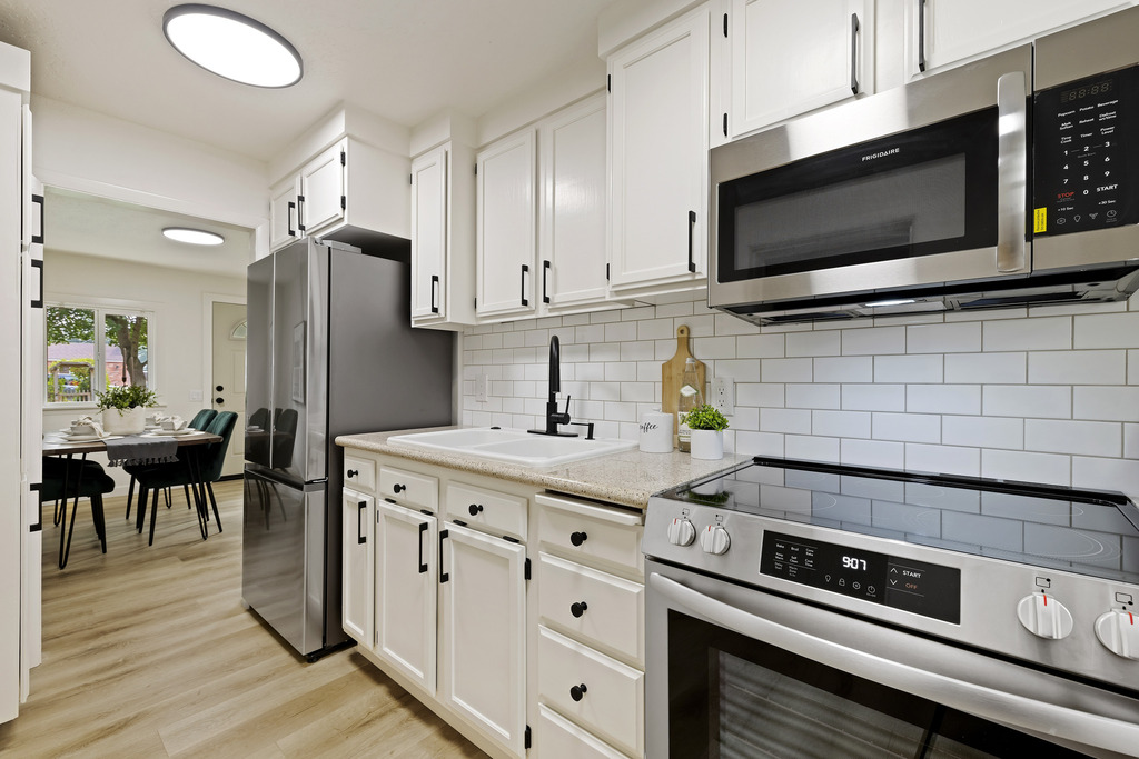 06-012_Kitchen