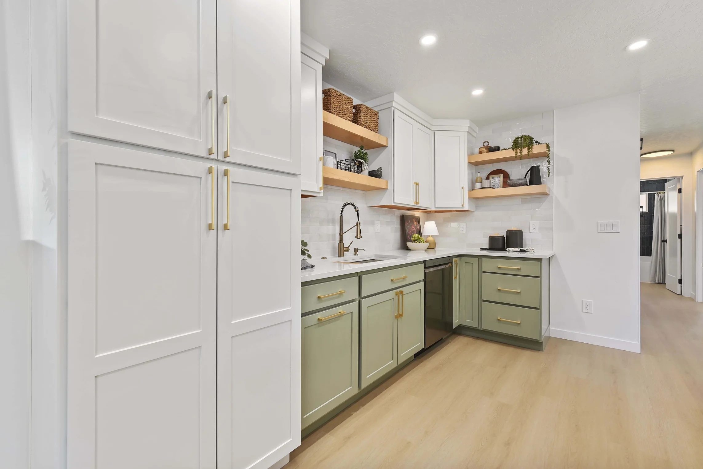 09-014_Kitchen_resized