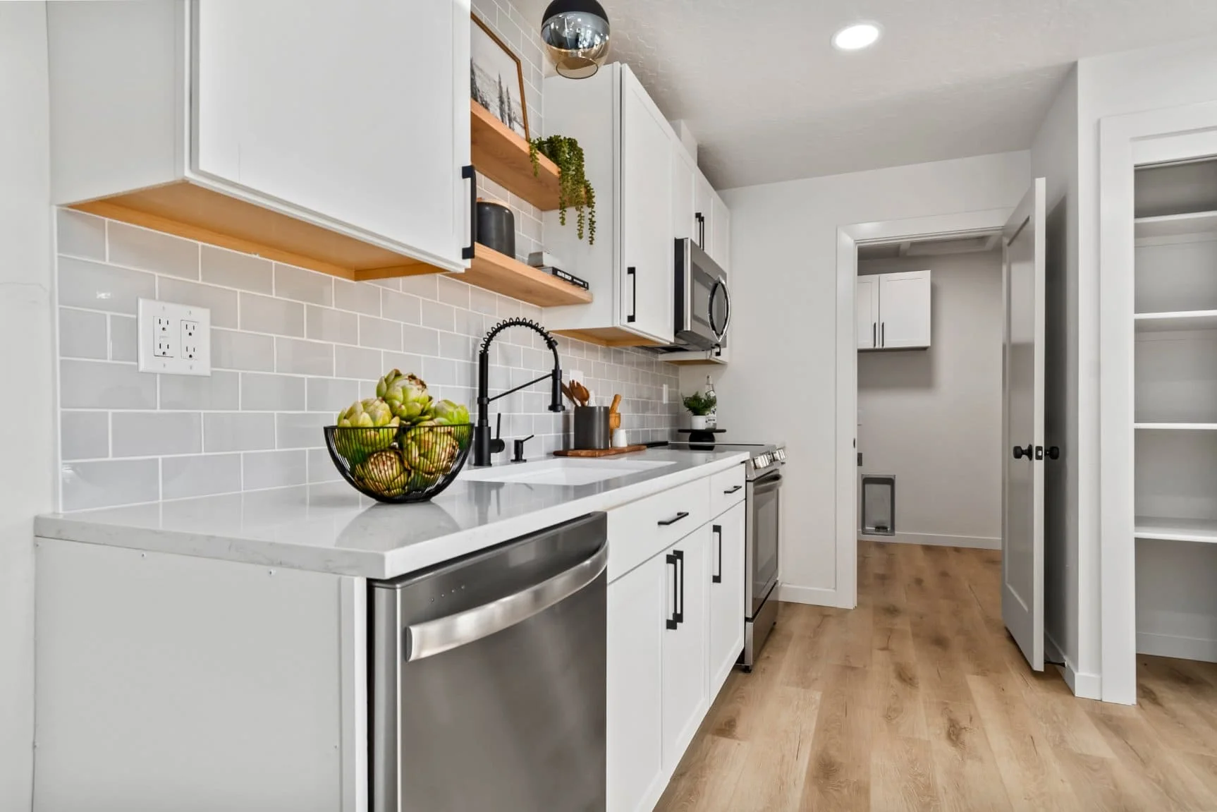 09-014_Kitchen_resized_resized